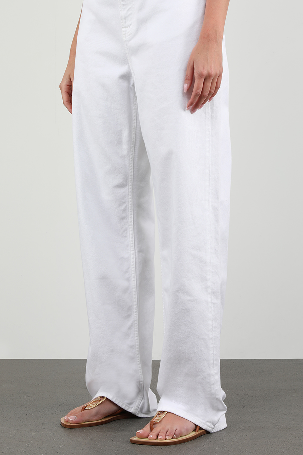 תמונת כל הלוק של סנדלי רצועות עור חום עם לוגו מוזהב